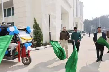 ज़िला पदाधिकारी, पटना द्वारा पुलिस अधीक्षक (यातायात) एवं अन्य पदाधिकारियों के साथ समाहरणालय से सड़क सुरक्षा जागरूकता रथों को हरी झंडी दिखाकर रवाना किया गया।