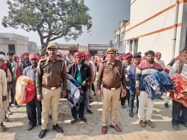 रुधौली: प्रभारी निरीक्षक रुधौली द्वारा ग्राम प्रहरियों में कम्बल का किया गया वितरण