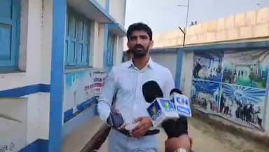 ফরাক্কা: এসআইআর-এর নামে হেনস্থা, বিডিও দপ্তরে ভাঙচুর হামলা চালানোর অভিযোগে ফরাক্কায় উত্তেজনা, গ্রেফতার ৪ জন।