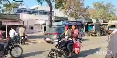 केवलारी: सिविल अस्पताल के सामने खड़े वाहनों से मरीजों के आवागमन में हो रही है परेशानी