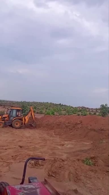 जतारा: लुहरगुवा पंचायत में मशीनों से तलैया निर्माण, मजदूरों को काम नहीं मिलने पर ग्रामीणों ने SDM से की शिकायत