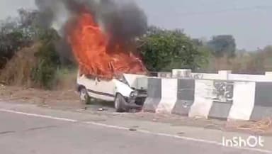 अहमदपूर: धावत्या कारमध्ये जिवंत जळाले शिक्षक,
अहमदपूर–किंनगाव रस्त्यावर काळजाला चिरणारी घटना; कुटुंबावर दुःखाचा डोंगर कोसळला