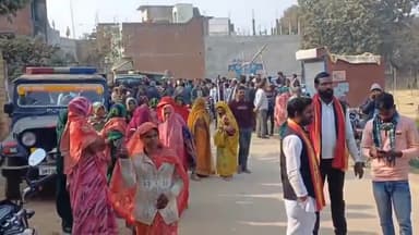 सिराथू: शहजादपुर पुलिस चौकी के बाहर और अंदर प्रधान पर हुए हमले से नाराज सैकड़ों ग्रामीण पहुंचे चौकी, मांगा न्याय