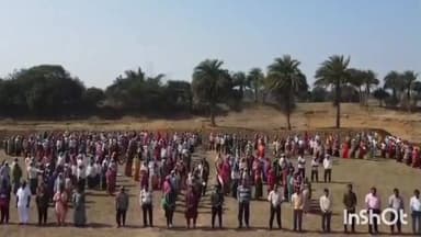 गुरूर: ग्राम भेजामैदानी में श्रमिकों द्वारा बनाए गए मानव श्रृंखला की तस्वीर केंद्रीय मंत्री ने प्लेटफॉर्म X पर साझा की