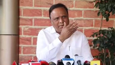 आज मतदानाच्या दिवशी उद्धव ठाकरे, राज ठाकरे यांच्यावर सांस्कृतिक कार्यमंत्री आशिष शेलार यांची टीका