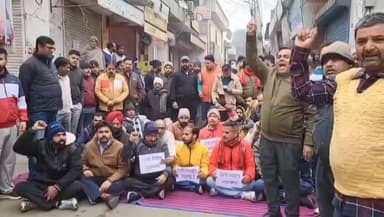 ਬਠਿੰਡਾ: ਪ੍ਰਤਾਪ ਨਗਰ ਵਿਖੇ ਦੁਕਾਨ ਤੇ ਚੋਰੀਆ ਤੋਂ ਤੰਗ ਦੁਕਾਨਦਾਰਾਂ ਨੇ ਲਾਇਆ ਧਰਨਾ