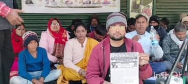 चतरा: चतरा जिला मुख्यालय के समीप भारत मुक्ति मोर्चा के तत्वावधान में एक दिवसीय धरना प्रदर्शन