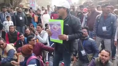 চাপড়া: শুনানির নোটিশের মাধ্যমে হয়রানির অভিযোগ তুলে চাপড়ায় বিএলও দের বিক্ষোভ, রাজ্য সড়ক অবরোধ