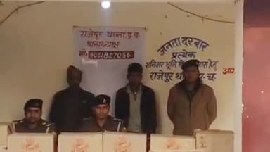 तेतरिया: पुलिस ने उझीलपुर मोड के पास से एक कर और एक बोलेरो पिकअप वाहन से 30 पेटी अंग्रेजी शराब के साथ एक तस्कर को किया गिरफ्तार