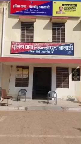 सिकराय: एक्सीडेंट के बाद सड़क पर खड़े ट्रक से टकराई स्कूली वैन, कार को हटाने के दौरान हुआ हादसा, 3 बच्चे घायल