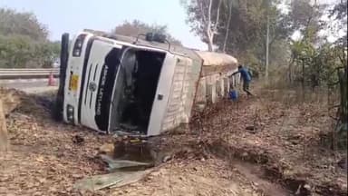 रुदौली: लखनऊ-अयोध्या हाईवे पर जलाल कल के पास केमिकल लदा टैंकर पलटा, राहगीर बाल-बाल बचे