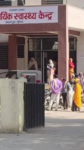 बसवा: मानपुर सरकारी अस्पताल में 3 घंटे ड्यूटी से गायब रहे डॉक्टर, CMHO को शिकायत के बाद पहुंचे BCMO