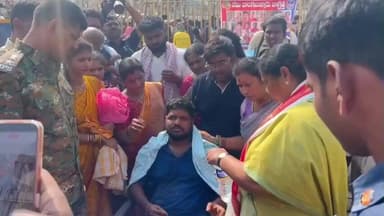 తాడ్వాయి: మేడారంలో భక్తుడికి అస్వస్థత.. మంత్రి సీతక్క పరామర్శ