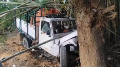 কমলপুর: ভয়াবহ সড়ক দুর্ঘটনা: কমলপুর–আমবাসা সড়কের মহারানীতে গাছে ধাক্কা বোলেরো, গুরুতর আহত চালক