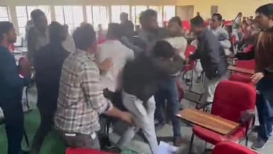 चरखारी: शिक्षा व्यवस्था को शर्मसार करने वाली तस्वीर, चरखारी कॉलेज का क्लासरूम बना अखाड़ा, छात्रों में जमकर चले लात-घूंसे