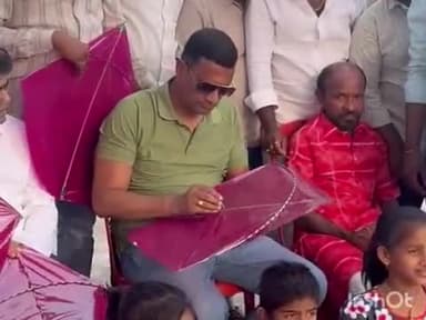 ಚಿಟಗುಪ್ಪ: ಪಟ್ಟಣದಲ್ಲಿ ಗೆಳೆಯರ ಬಳಗದೊಂದಿಗೆ ಗಾಳಿಪಟ ಹರಿಸಿ ಸಂಭ್ರಮಿಸಿದ ಶಾಸಕ ಡಾ. ಸಿದ್ದು ಪಾಟೀಲ್