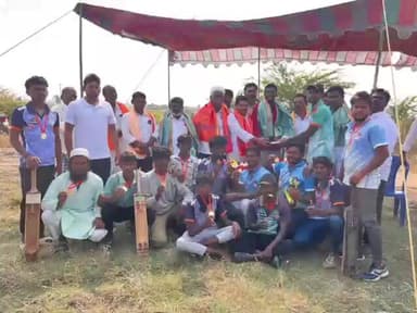 గద్వాల్: కుట్కనూర్ గ్రామంలో సంక్రాంతి సందర్భంగా క్రికెట్ పోటీలు నిర్వహణ..గెలుపొందిన వారికి బహుమతులు ప్రధానం