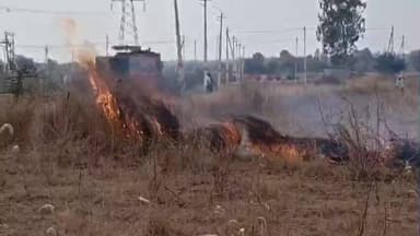 ಹುಕ್ಕೇರಿ: ಪಟ್ಟಣದ ಹೊರವಲಯದಲ್ಲಿ ಕಬ್ಬು ತುಂಬಿದ ಟ್ರ್ಯಾಕ್ಟರ್ ಗೆ ವಿದ್ಯುತ್ ತಂತಿ ಸ್ಪರ್ಶಿಸಿ ಸಂಭವಿಸಿದ ಬೆಂಕಿ ಅವಘಡ