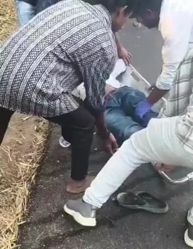 నర్సాపూర్: కౌడిపల్లి అడవి ప్రాంతంలో బైకు అదుపుతప్పి చెట్టు ఢీకొని ఓ వ్యక్తికి గాయాలు