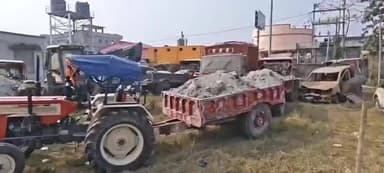 बेलदौर: आईपीएस अधिकारी गोगरी एसडीपीओ साक्षी कुमारी ने अवैध खनन में आधा दर्जन ट्रैक्टर जब्त कर बेलदौर थाना पुलिस को सौंपा