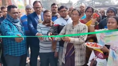 হিঙ্গলগঞ্জ: আমবেড়িয়া নতুনহাট থেকে তিন নম্বর ফেরিঘাট পর্যন্ত রাস্তা সংস্কারের কাজের উদ্বোধন করলেন তৃণমূলের কর্মীরা