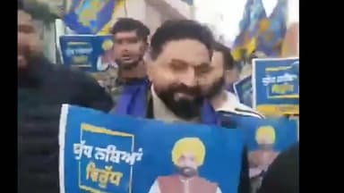 ਜਲੰਧਰ 1: ਹਲਕਾ ਵੈਸਟ ਦੇ ਵੱਖ ਵੱਖ ਥਾਵਾਂ ਤੋਂ ਆਮ ਆਦਮੀ ਪਾਰਟੀ ਦੇ ਕਾਰਜਕਰਤਾਵਾਂ ਨੇ ਯੁੱਧ ਨਸ਼ਿਆਂ ਵਿਰੁੱਧ ਛੇੜੀ ਮੁਹਿੰਮ ਤਹਿਤ ਜਾਗਰੂਕਤਾ ਰੈਲੀ ਕੱਢੀ