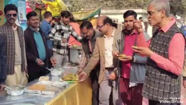 चुनार: समाज सेवियों ने श्रद्धालुओं में खिचड़ी का प्रसाद वितरण किया