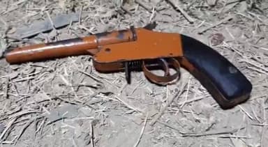 #बागपत
पुलिस और SOG की 25 हजार के इनामी गैंगस्टर से मुठभेड़
मुठभेड़ के दौरान बदमाश हुआ लंगड़ा,अस्पताल में इलाज जारी ...