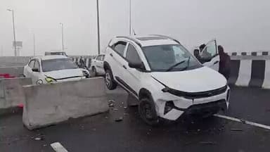 #बागपत
अधूरे हाईवे पर फर्राटा भर रही 3 कार क्षतिग्रस्त
हादसे मे 6 लोग घायल,कोहरे के कारण बताया गया हादसा
तेज रफ्तार क...