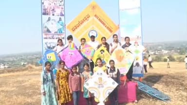 ಹುಕ್ಕೇರಿ: ಸಂಕೇಶ್ವರ ಪಟ್ಟಣದ ಹೊರವಲಯದಲ್ಲಿ ಪಂತಗೋತ್ಸವ ಆಯೋಜನೆ;ಜನರ ಗಮನ ಸೆಳೆದ ರಾಮನ ಭಕ್ತ ಹನುಮಂತನ ಗಾಳಿಪಟ