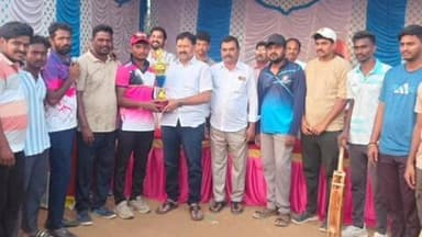 వియన్ పల్లె క్రికెట్ పోటీల ముగింపు కార్యక్రమంలో వైసీపీ SEC సభ్యుడు సత్య సాయినాథ్ శర్మ పాల్గొని విజేతలకు బహుమతుల ప్రధానం