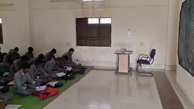 मगरलोड: जमीन पर बैठकर शिक्षा ग्रहण कर रहे कॉलेज छात्रों ने कलेक्टर से बैठने की व्यवस्था और सोलर टूल्स की मांग की