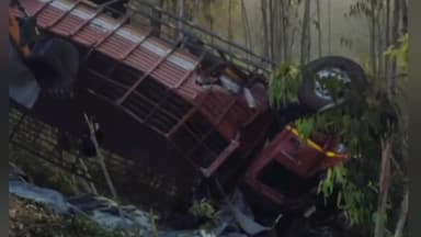 ಮಳವಳ್ಳಿ: ಚಾಲಕನ ನಿಯಂತ್ರಣ ತಪ್ಪಿ ರಸ್ತೆ ಬದಿಗೆ ಉರುಳಿದ ಲಾರಿ, ಇಬ್ಬರು ಕೂಲಿಕಾರ್ಮಿಕರ ಸಾವು, ಮಾರ್ಕಾಲು ಬಳಿ ನಡೆದ ಘಟನೆ