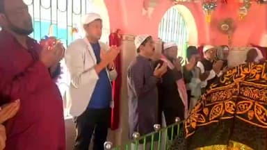 ভাঙড় ১: হুজুর কেবলার মাজার জিয়ারত করে ভাঙ্গড়ে উন্নয়নের সংলাপ কর্মসূচি শুরু করলেন ক্যানিং পূর্বের বিধায়ক শওকত মোল্লা