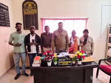 खरौंधी: खरौंधी थाना प्रभारी ने चार मोबाइल बरामद कर असली मालिकों को सौंपे