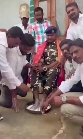 గరిడేపల్లి: కల్మల్ చెరువు గ్రామానికి చెందిన జవాన్కు పాదాభివందనం: దేశభక్తిని చాటుకున్న గ్రామస్తులు