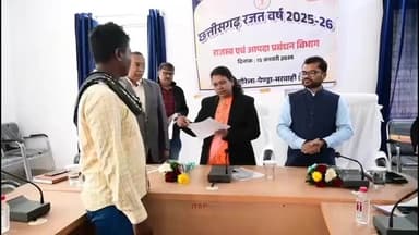 पेण्ड्रा: राजस्व विभाग द्वारा आयोजित रजत जयंती महोत्सव में पेंड्रा में 16 किसानों को दिया गया किसान किताब