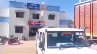 લીંબડી: નાની કઠેચી ગામે અગાઉ ની બોલાચાલી નું મનદુખ રાખી ગેરજ પર આવેલા યુવાન ને ગાળો આપી ડીસમીસ અને સ્ટોન લાકડી વડે હુમલો