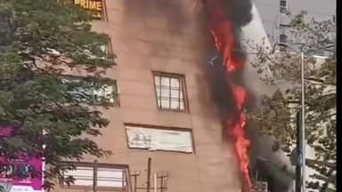 વડોદરા: વડોદરાના મોલમાં ભીષણ આગ, પેટ્રોલપંપ પાસે બે કાર બળીને ખાખ, રજાને કારણે મોટી દુર્ઘટના ટળી