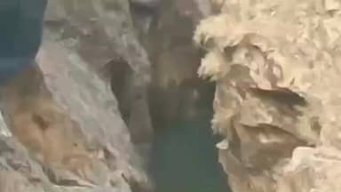 लावालौंग: लावालौंग के खैवा-बंदारू में घूमने आया एक युवक पत्थरों की खाई में गिरा, लोगों ने बचाया