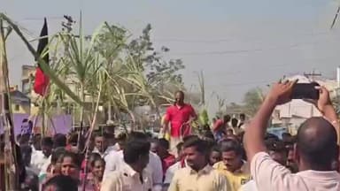 சங்கராபுரம்: பகண்டை கூட்டுச்சாலை பகுதியில் நடைபெற்ற சமத்துவ பொங்கல் விழாவில் குடும்பத்தினருடன் மாட்டு வண்டியில் வந்து இறங்கிய எம் எல் ஏ