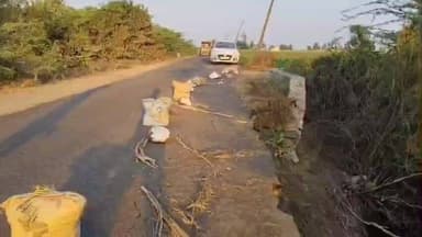 ಅಥಣಿ: ಕೂಡಗಾನೂರ ಗ್ರಾಮದ ಹೊರವಲಯದಲ್ಲಿ ರಸ್ತೆ ಬದಿಯಲ್ಲೇ ಬಾವಿ; ಬೆಚ್ಚಿಬಿದ್ದ ವಾಹನ ಸವಾರರು