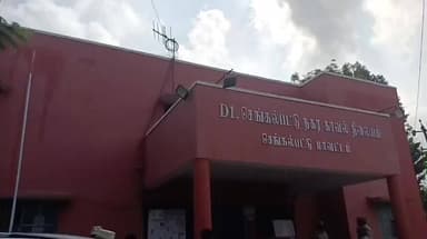 செங்கல்பட்டு: செங்கல்பட்டு தபால் நிலையம் அருகே இருந்த ஆண் சடலம் குறித்து போலீசார் விசாரணை மேற்கொண்டு வருகின்றனர்