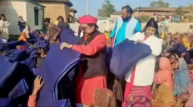 नौगढ़: मंगरही में सपा सांसद छोटेलाल खरवार ने ग्रामीणों में किया कंबल का वितरण