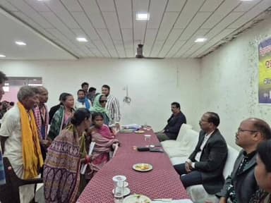 ନୂଆପଡା: କୋମନା ଠାରେ ଜିଲ୍ଲାପାଳଙ୍କ ଦ୍ଵାରା ରେଡକ୍ରସ ପାଣ୍ଠିରୁ ସହାୟତା ପ୍ରଦାନ