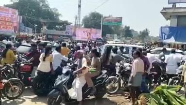 போச்சம்பள்ளி: நான்கு வழிச்சாலையில் தொடரும் போக்குவரத்து நெரிசல் : பண்டிகை கால கூட்டம், நெடுஞ்சாலை ஆக்கிரமிப்புக் கடைகளால் பொதுமக்கள் அவதி