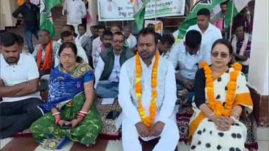 ଦେବଗଡ: ପ୍ରଶାସନର ପ୍ରତିଶ୍ରୁତି ପରେ ଜିଲ୍ଲାପାଳଙ୍କ କାର୍ଯ୍ୟାଳୟ ସମ୍ମୁଖରୁ ଜିଲ୍ଲା କଂଗ୍ରେସ ସଭାପତିଙ୍କ ଆମରଣ ଅନଶନ ପ୍ରତ୍ୟାହୃତ