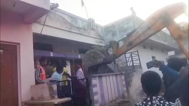 बड़वाह: बड़वाह: आदर्श कॉलोनी में नगरपालिका का अतिक्रमण हटाओ अभियान, सड़कों और नालियों से अवैध निर्माण तोड़े