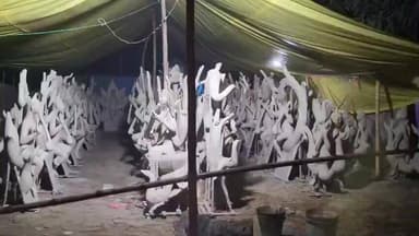 हथुआ: सरस्वती पूजा को लेकर शहर में मूर्ति निर्माण ज़ोरों पर, बाहर से आए मूर्तिकार दे रहे अंतिम रूप