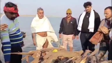 मोकामा: हत्या का आरोपी गिरधारी सिंह हथकड़ी में अपनी मां को मुखाग्नि देने मोकामा श्मशान घाट पहुंचा